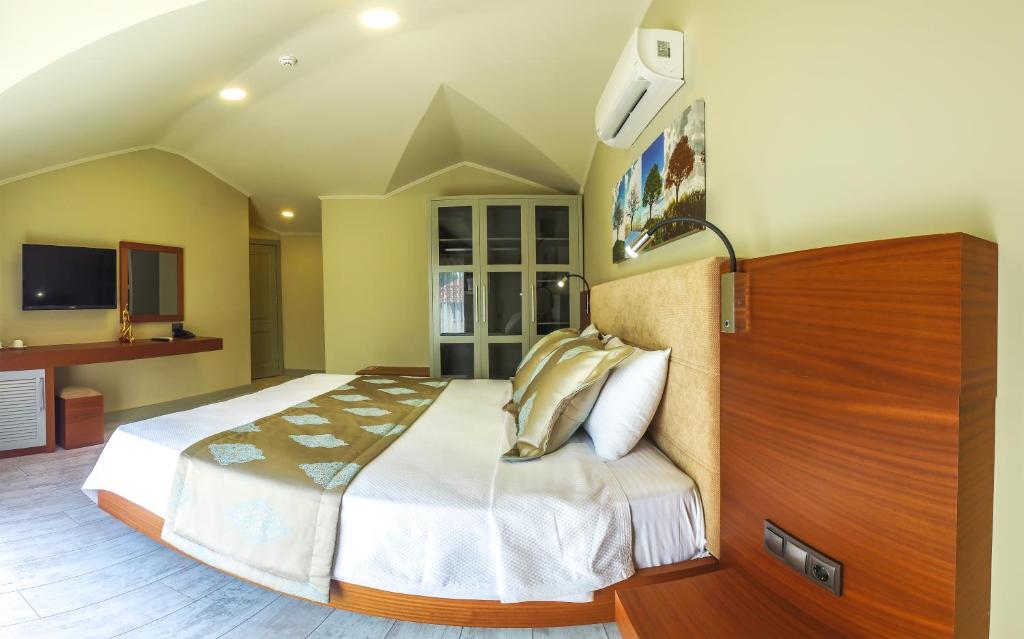 Postel nebo postele na pokoji v ubytování Göcek Centre Hotel