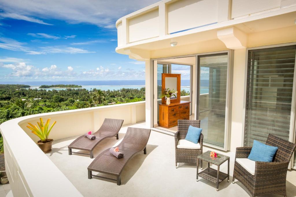 uma varanda com cadeiras e vista para o oceano em Mai'I Villa Apartments em Rarotonga