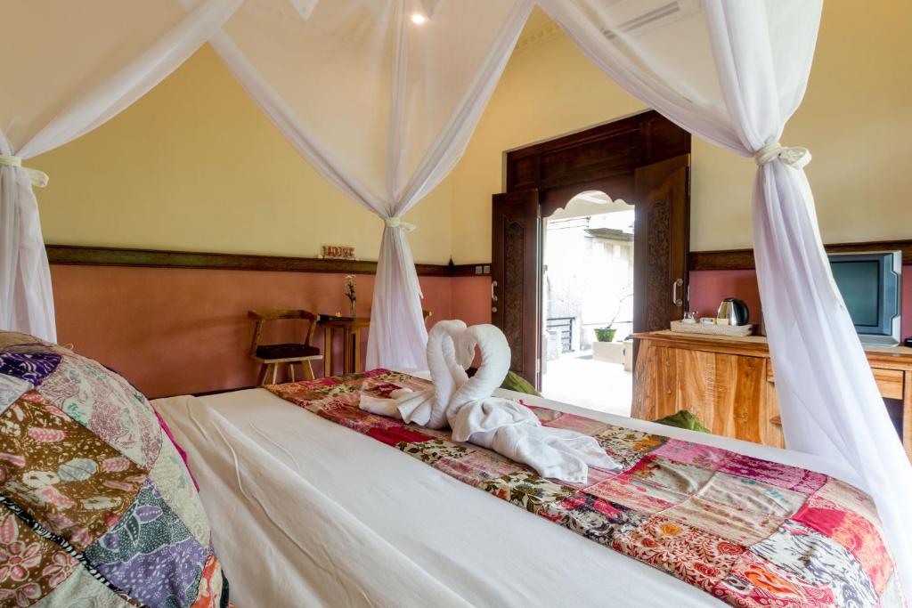 Ubud Aura Wellness Sanctuary房間的床