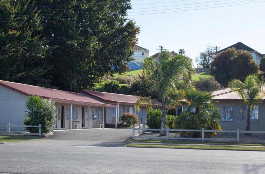 een groep gebouwen met bomen en een straat bij Motel Te Kuiti in Te Kuiti