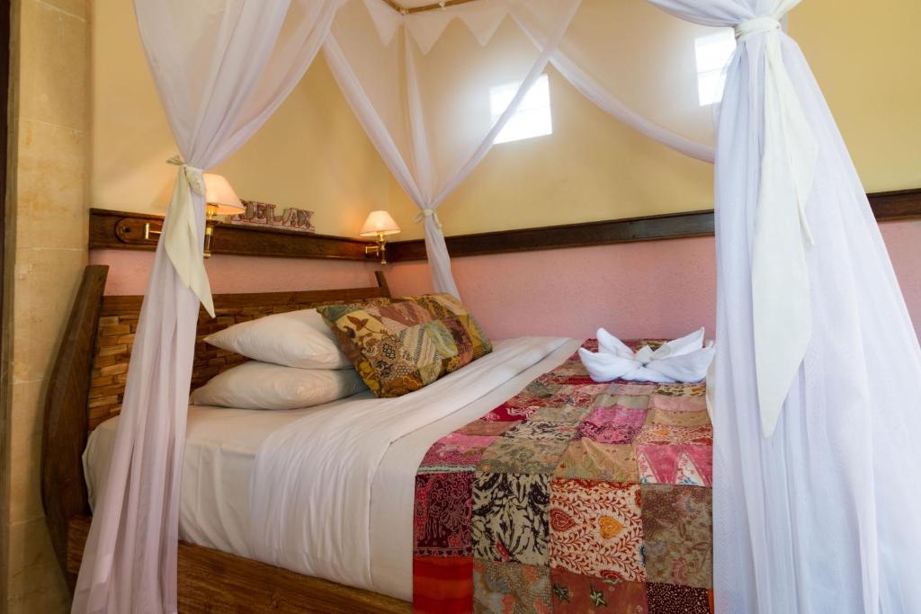 Ubud Aura Wellness Sanctuary房間的床