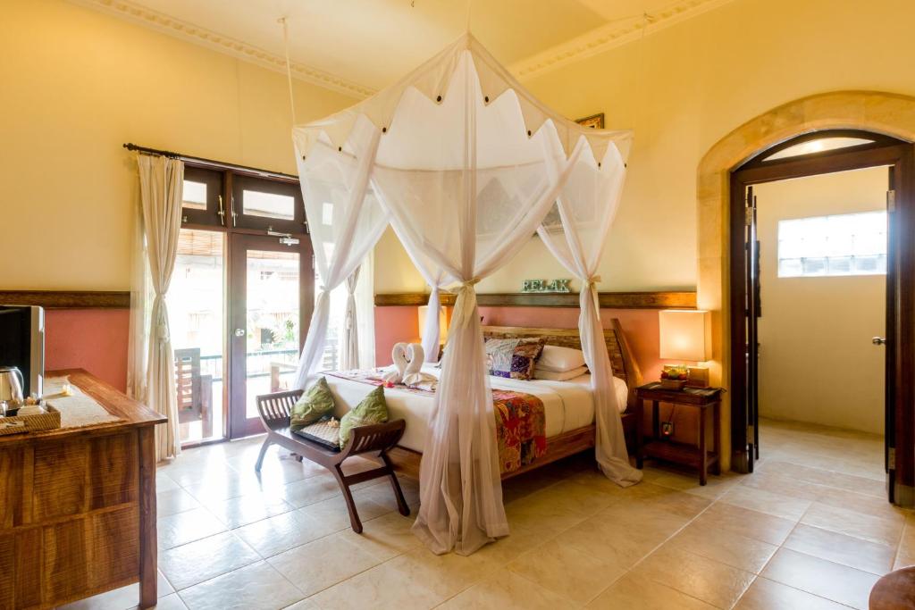 Ubud Aura Wellness Sanctuary房間的床