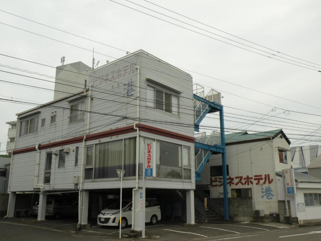 徳島市にあるビジネスホテル民宿港の建物前に駐車した白車