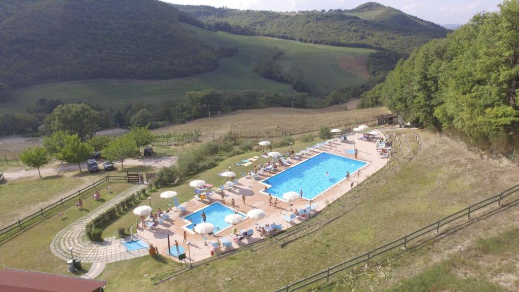 een luchtzicht op een zwembad in een veld bij Agriturismo Orsaiola in Urbania