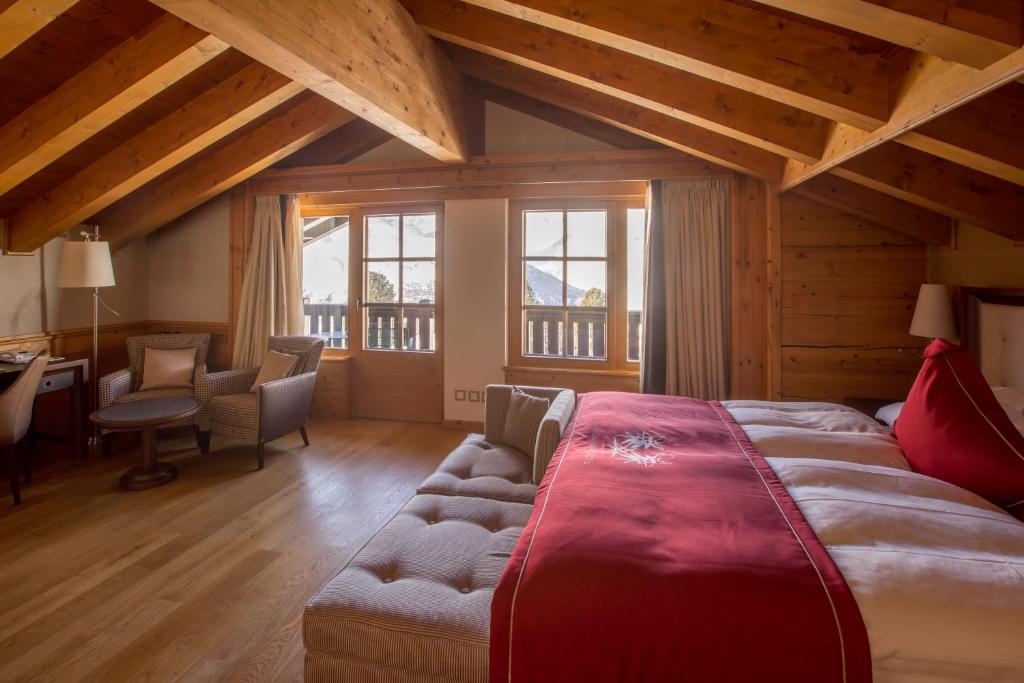 Кровать или кровати в номере Riffelalp Resort 2222m