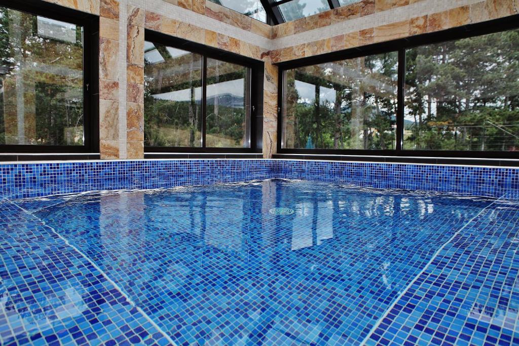 Bazén v ubytování SPA Hotel Infinity Park Velingrad nebo v jeho okolí