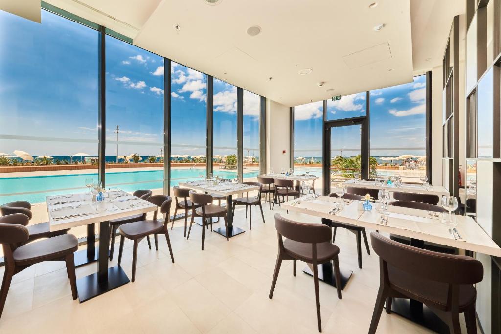 Bazén v ubytování Hotel Sipar Plava Laguna nebo v jeho okolí