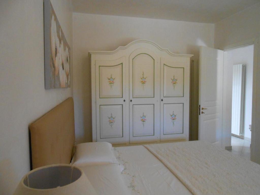 オートラントにあるNonno Marioのベッドルーム1室(白いドア付きのベッド1台付)