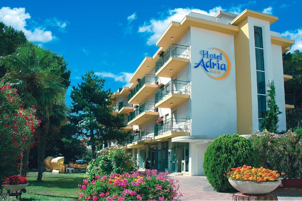 ein Hotel-Africa-Schild an der Seite eines Gebäudes in der Unterkunft Hotel Adria in Lignano Sabbiadoro