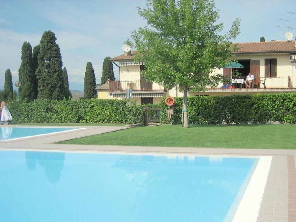 Enticing Holiday home in Lazise with Swimming Poolの敷地内または近くにあるプール
