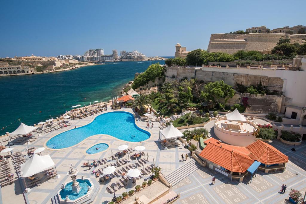 einen Luftblick auf ein Resort mit einem Pool in der Unterkunft Grand Hotel Excelsior in Valletta