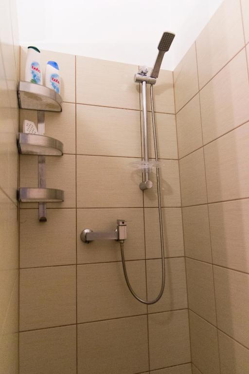 Kúpeľňa v ubytovaní Bright 2BR&AC apt at Astoria