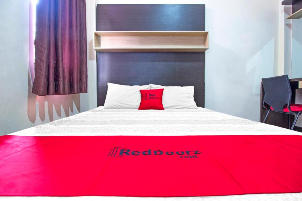 Postel nebo postele na pokoji v ubytování RedDoorz Plus near Isola UPI