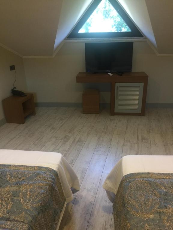 TV a/nebo společenská místnost v ubytování Göcek Centre Hotel