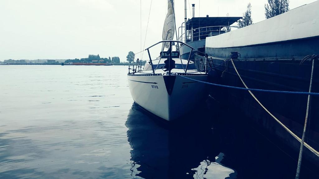 un bateau est amarré dans l'eau dans l'établissement City Sailing, à Amsterdam