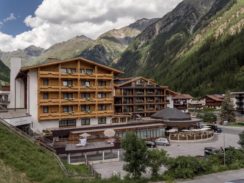 ein Hotel in den Bergen mit Parkplatz in der Unterkunft Hotel Tyrolerhof in Sölden