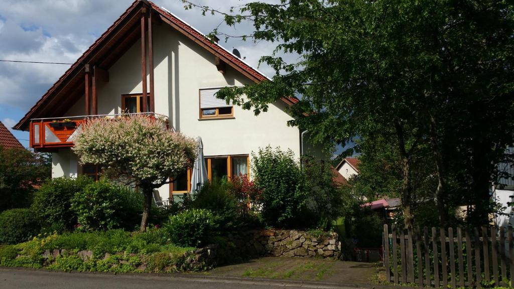 une maison blanche avec un toit rouge dans l'établissement Ferienwohnung Auszeit, à Tholey