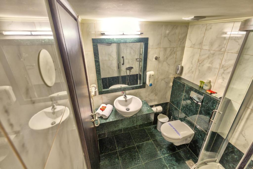 Koupelna v ubytování Sofia Hotel