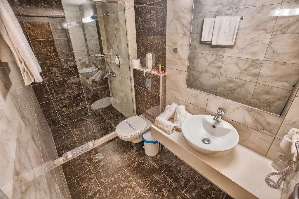 Koupelna v ubytování Sofia Hotel
