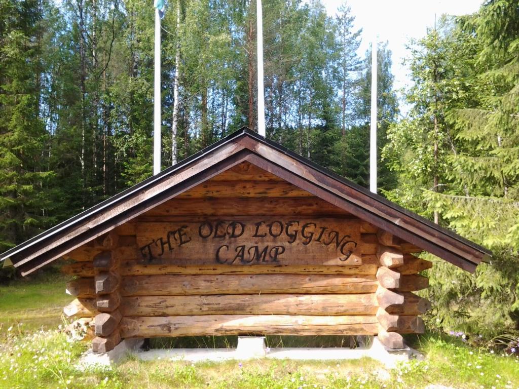 une cabane en rondins avec les mots incendies et crimes d'exploitation forestière qui y sont inscrits. dans l'établissement The Old Logging Camp, à Yttermalung