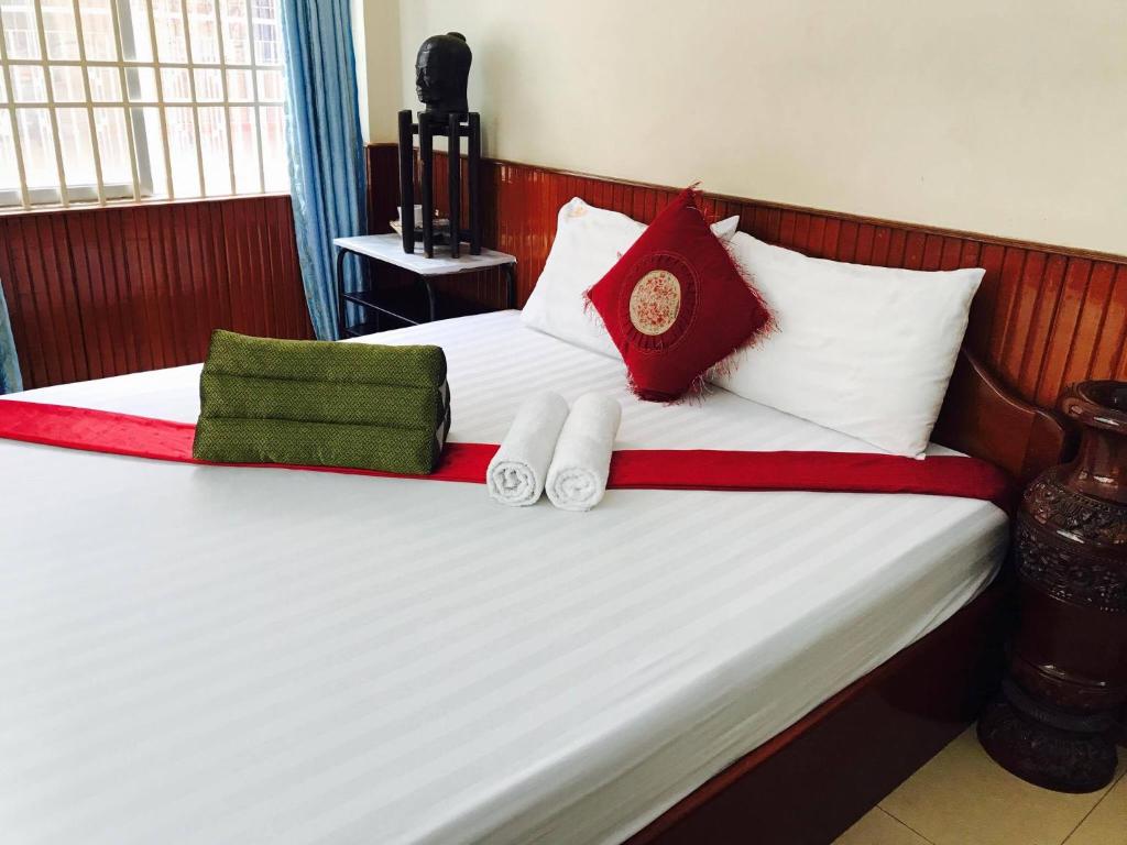 Postel nebo postele na pokoji v ubytování Okay Guesthouse Phnom Penh