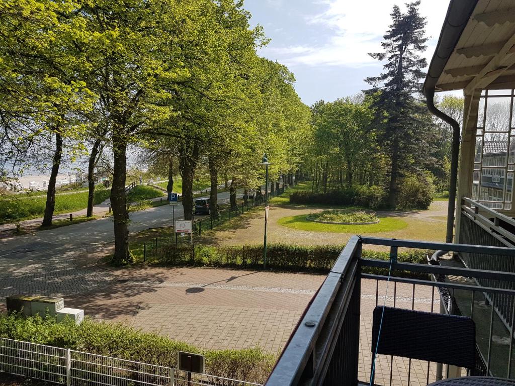 een balkon met uitzicht op een park met bomen bij Herberge-Wichernhaus-Boltenhagen in Boltenhagen