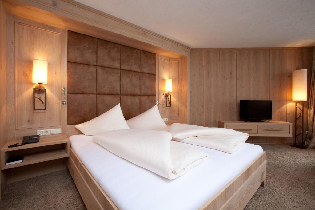 Postel nebo postele na pokoji v ubytování Hotel Lumberger Hof