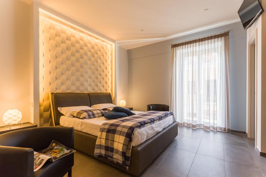 sypialnia z łóżkiem i dużym oknem w obiekcie Dimora Ciociola w mieście Manfredonia