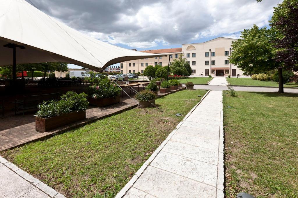 Ogród w obiekcie UNA HOTELS Occhiobello