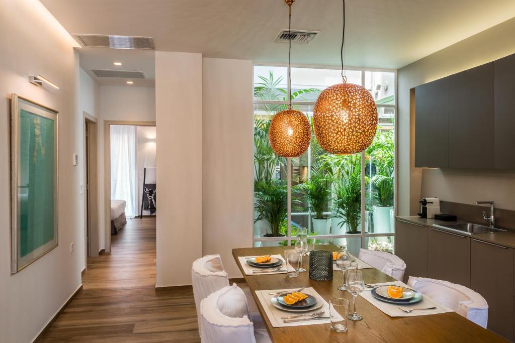 - une cuisine et une salle à manger avec une table et des chaises dans l'établissement No17 Pireos Street, à La Canée