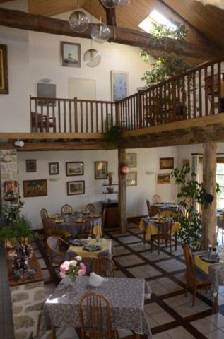 Posezení v ubytování Auberge la Source - Logis Hôtels