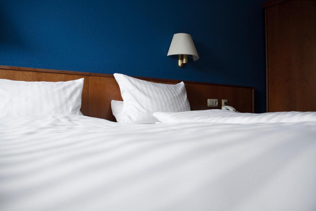 Postel nebo postele na pokoji v ubytování Hotel am Bergl
