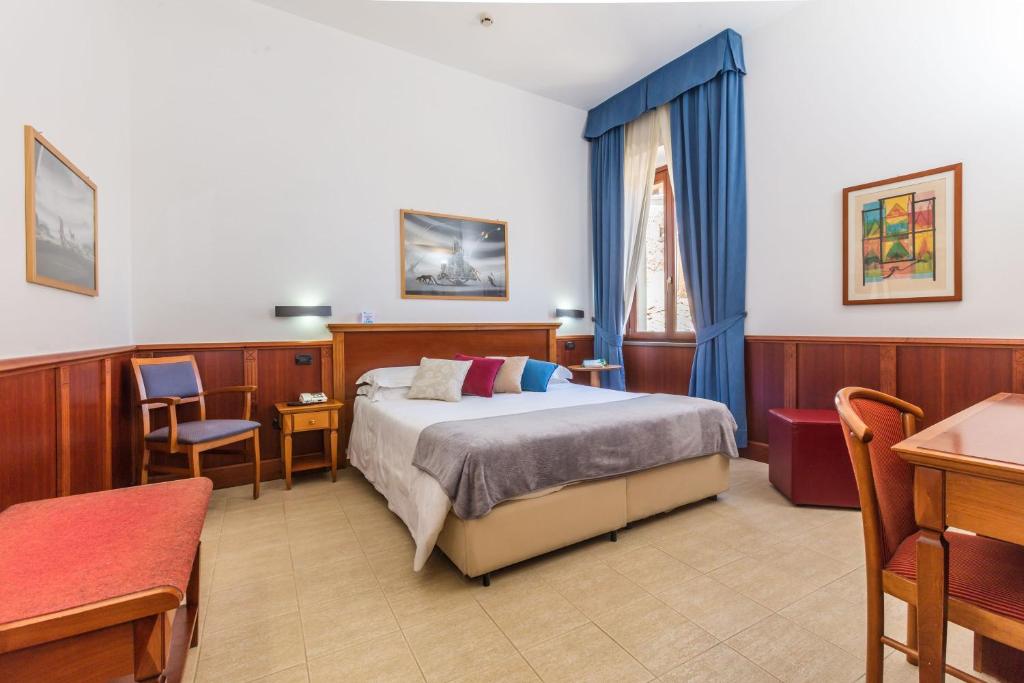 Postel nebo postele na pokoji v ubytování Hotel Duomo