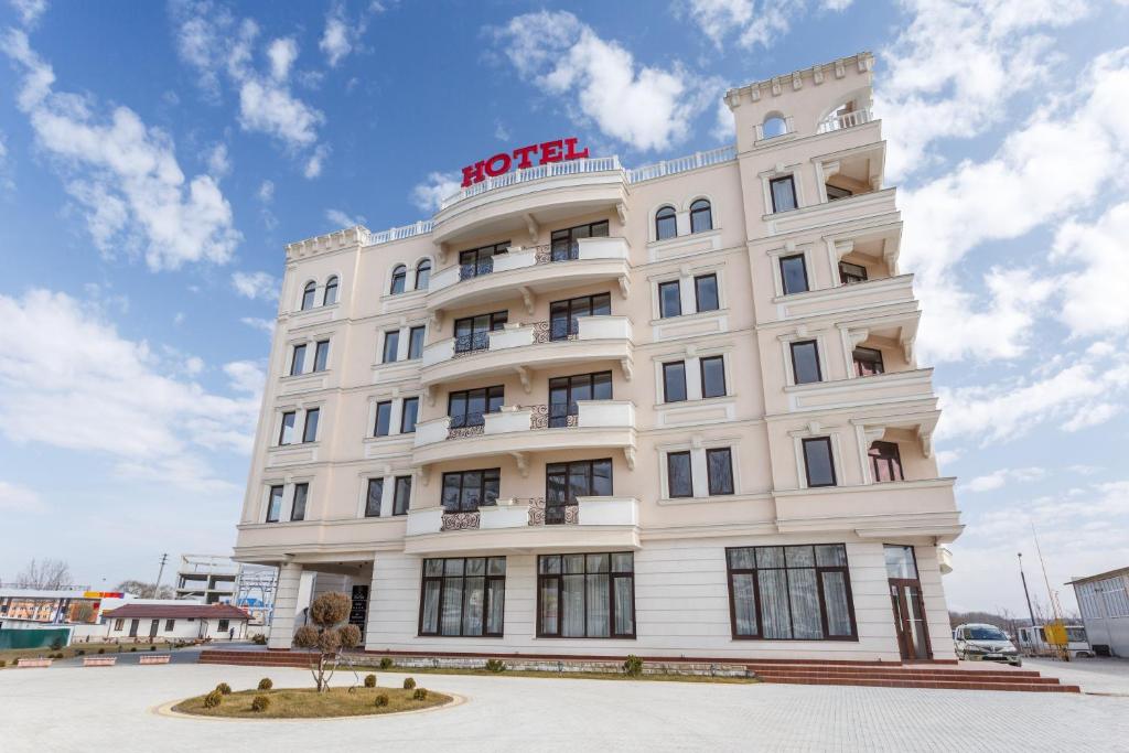 ein weißes Gebäude mit einem Hotelschild drauf in der Unterkunft VisPas Balti in Bălţi