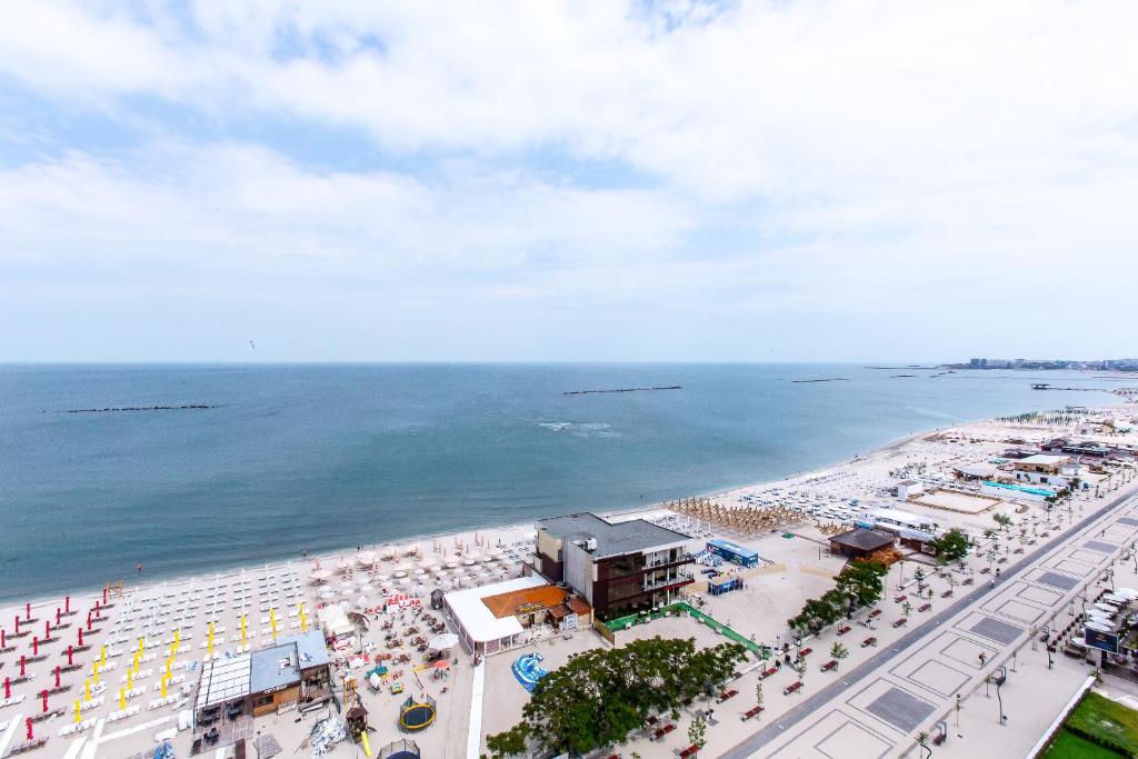 an aerial view of a beach with umbrellas and the ocean at Hotel Riviera in Mamaia