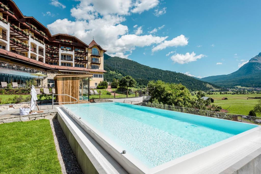 Nespecifikovaný výhled na hory nebo výhled na hory při pohledu z hotelu