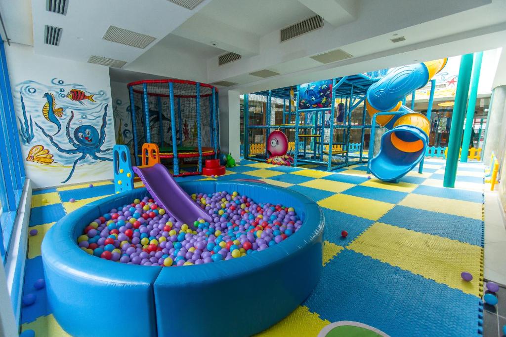 a play room with a large pool of balls at Hotel Riviera in Mamaia