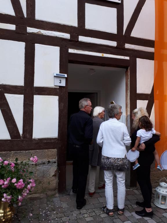 un grupo de personas parados fuera de un edificio en Monteurs-Ferienwohnung en Wolfhagen