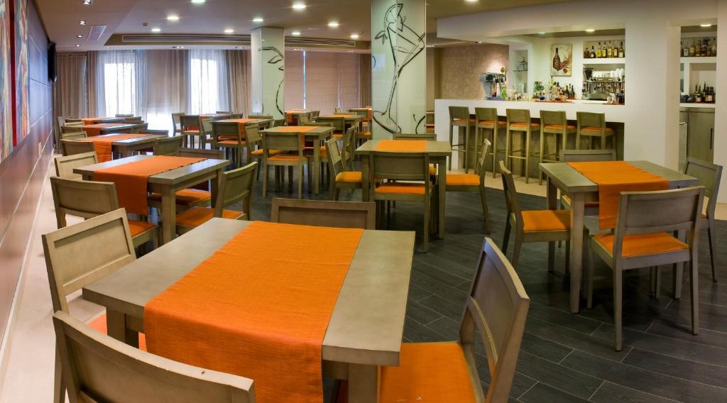 Reštaurácia alebo iné gastronomické zariadenie v ubytovaní Kn Hotel Arenas del Mar Adults Only