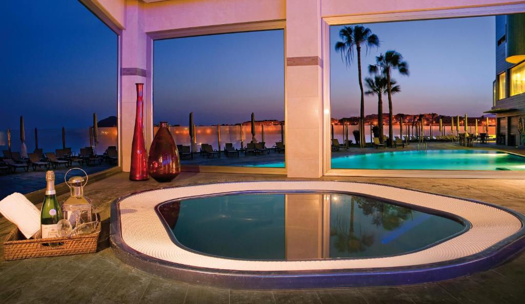 Bazén v ubytovaní Kn Hotel Arenas del Mar Adults Only alebo v jeho blízkosti