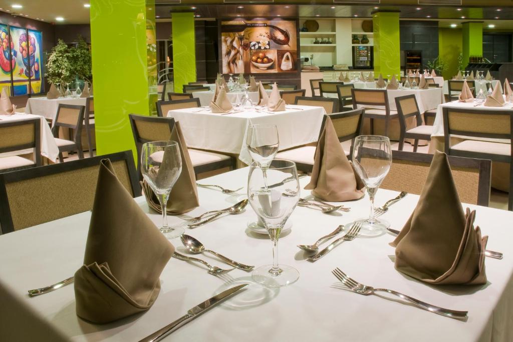 Reštaurácia alebo iné gastronomické zariadenie v ubytovaní Kn Hotel Arenas del Mar Adults Only