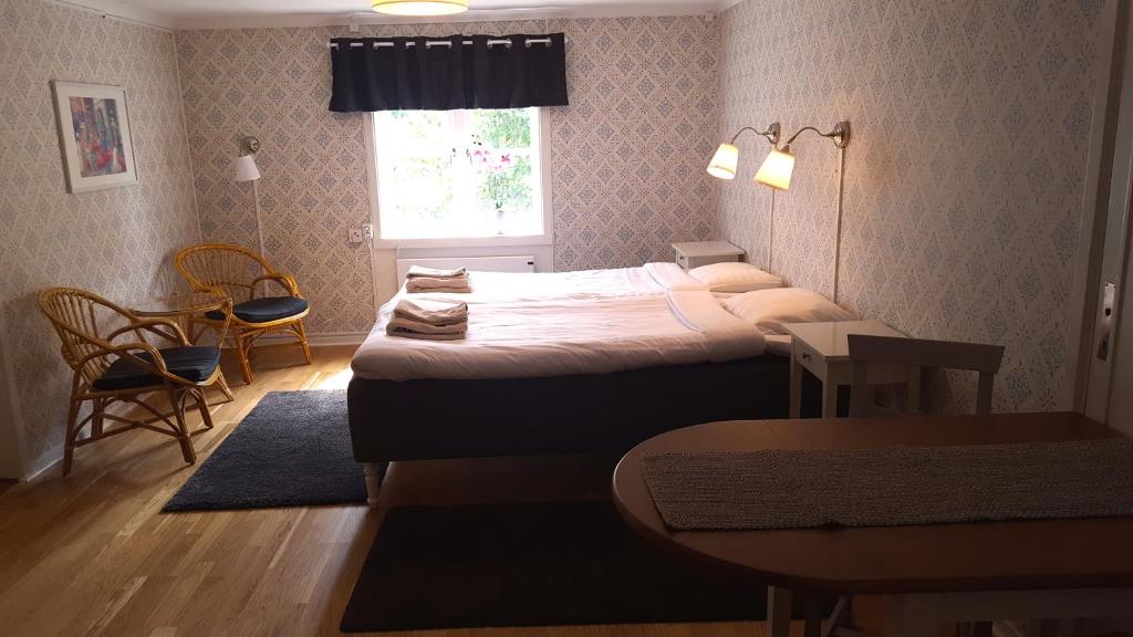 Postel nebo postele na pokoji v ubytování Långshyttans Brukshotell
