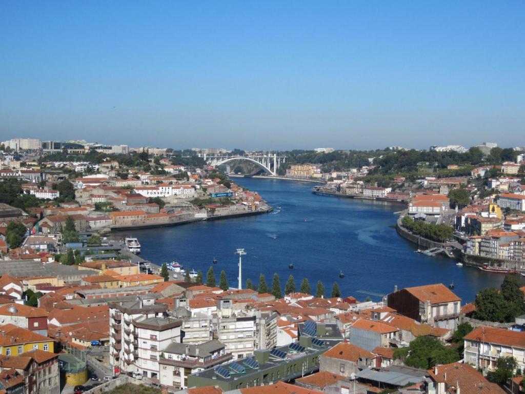vistas a una ciudad con río y edificios en Spectacular Views Penthouse Apartment, en Vila Nova de Gaia