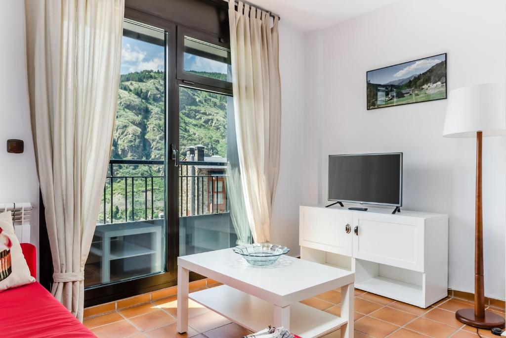 TV a/nebo společenská místnost v ubytování Apartamentos Prat de les Molleres