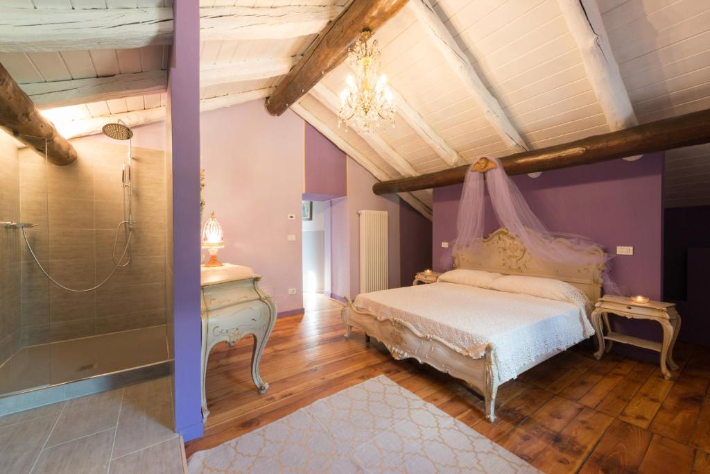 a bedroom with a bed and a shower and a sink at Quart de Lune - Boutique B&B in Aosta