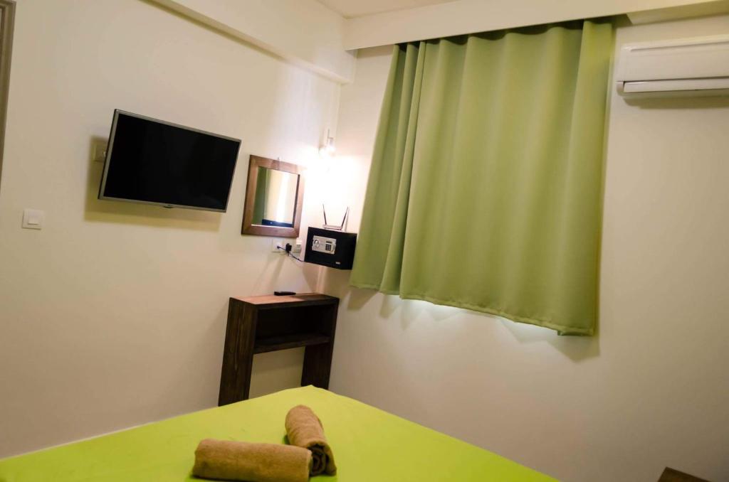 TV a/nebo společenská místnost v ubytování Maestro Apartments Faliraki