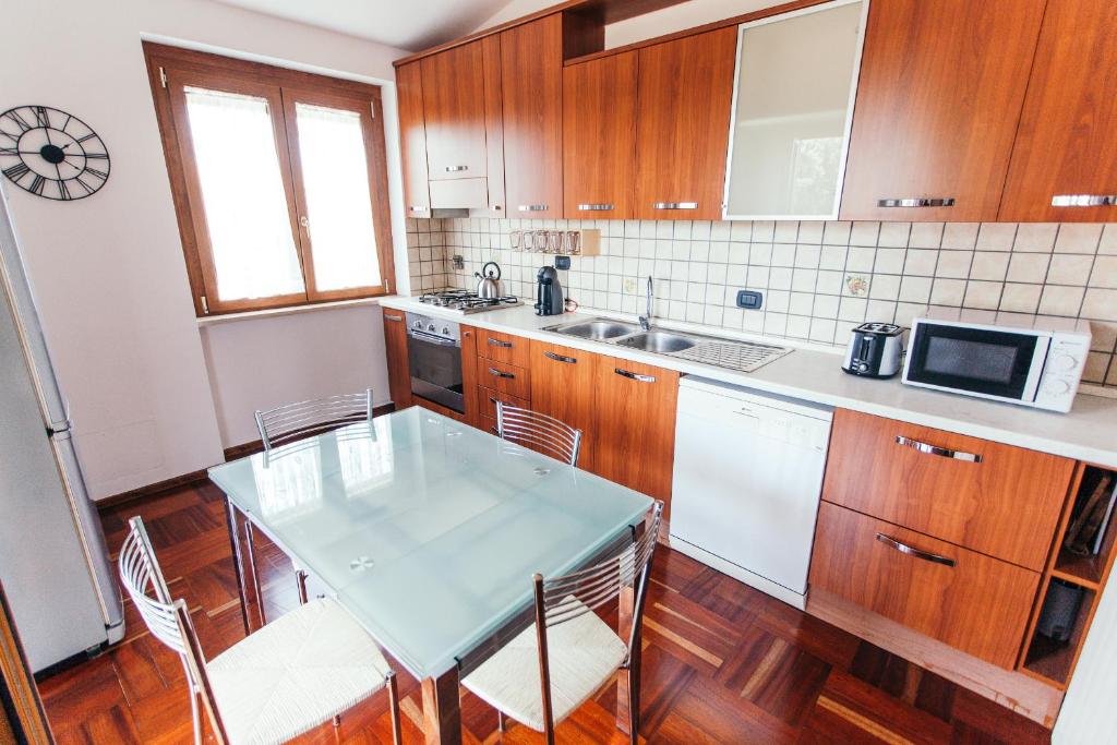 Kuchnia lub aneks kuchenny w obiekcie Domus Leonardo-Private Free Parking