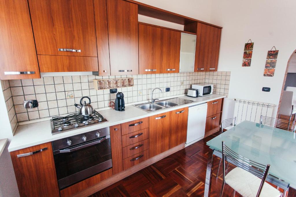 Kuchnia lub aneks kuchenny w obiekcie Domus Leonardo-Private Free Parking