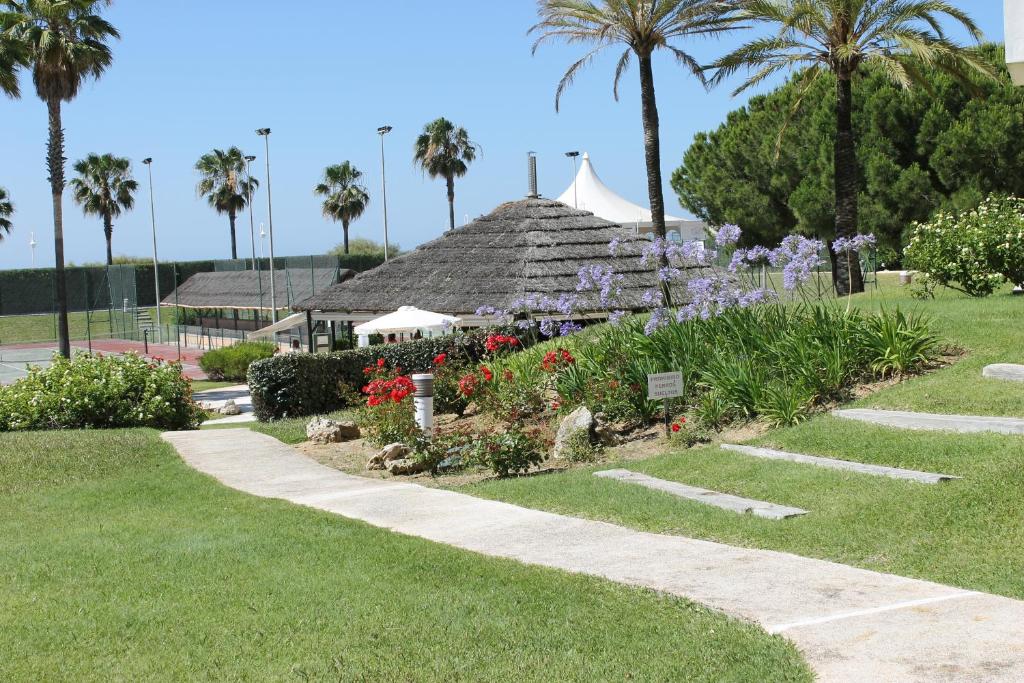 Vonkajšia záhrada v ubytovaní atico en Las Americas Islantilla primera línea de playa