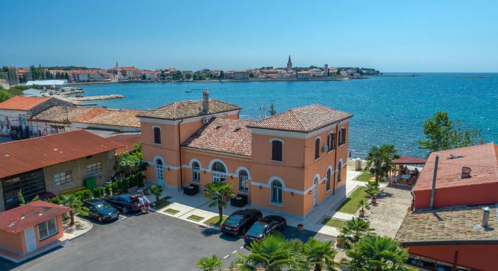 eine Luftansicht eines Gebäudes neben dem Wasser in der Unterkunft Minella Residence in Poreč